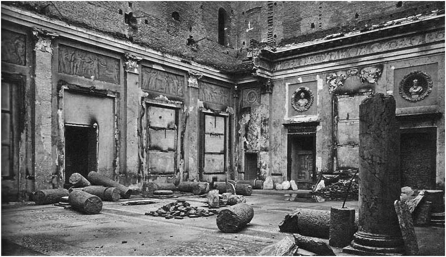1943 agosto. Palazzo Reale, Sala delle Otto Colonne dopo i bombardamenti