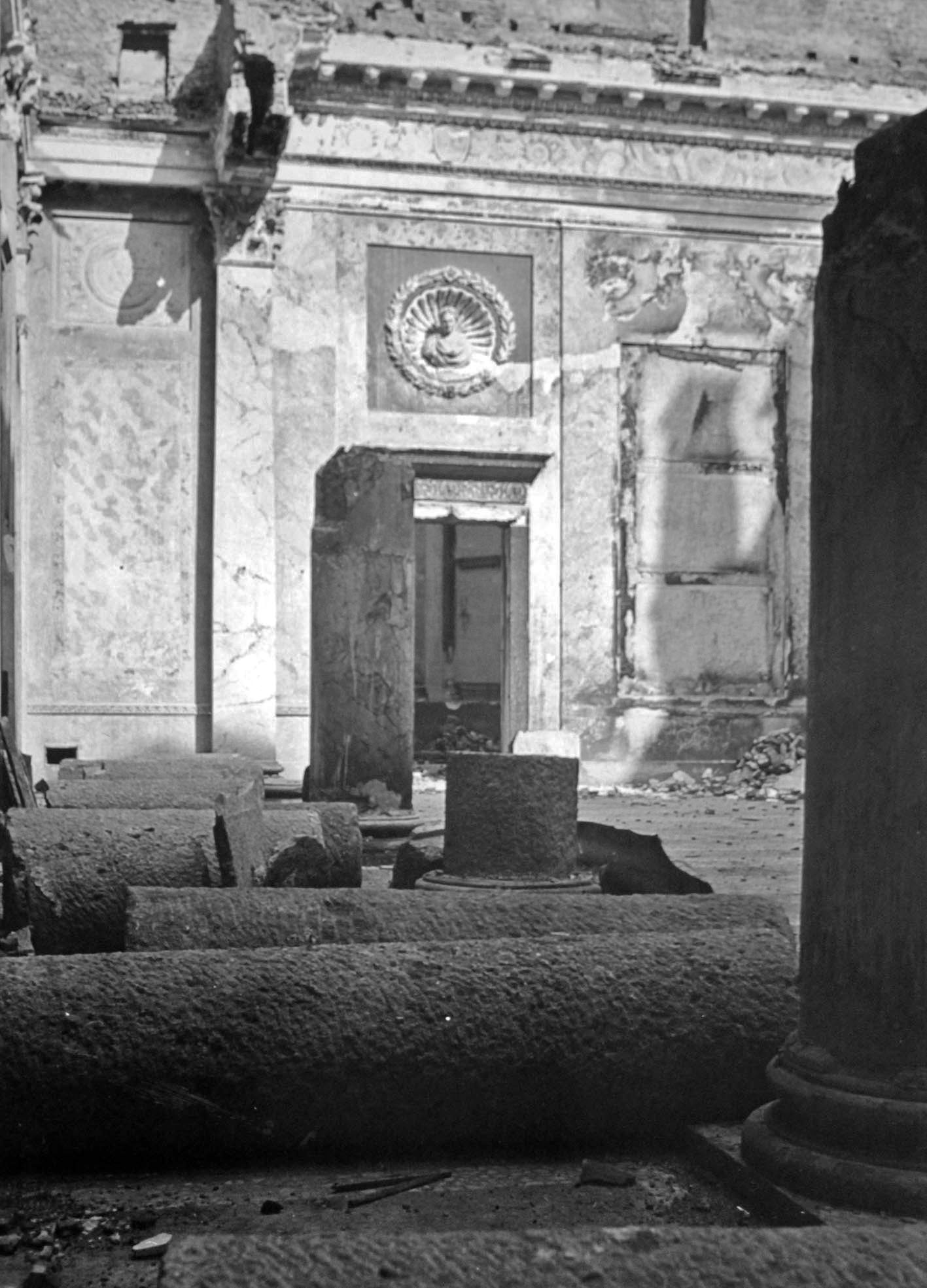 1943 agosto. Palazzo Reale, Sala delle Otto Colonne dopo i bombardamenti