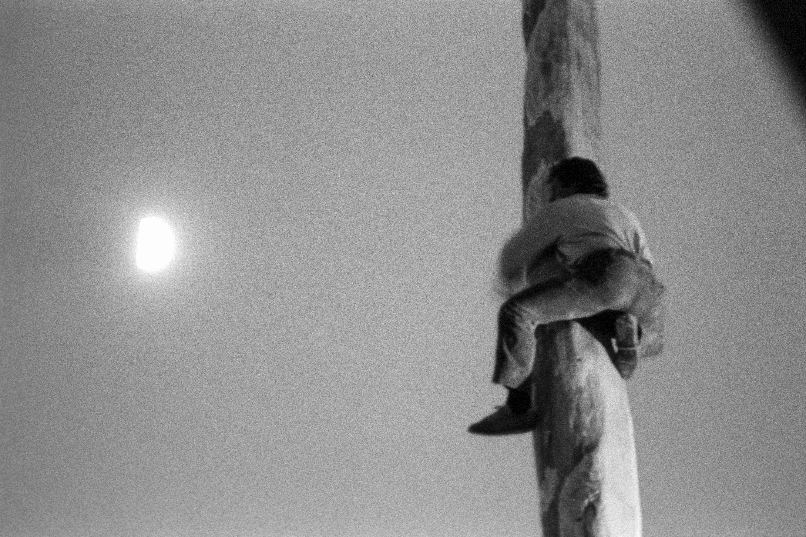 Mario Dondero, L’uomo che voleva raggiungere la luna, Festa del Maggio, Accettura, Lucania, 1994