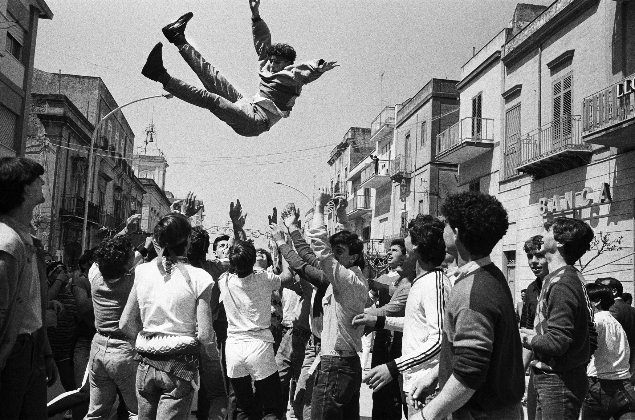 Letizia Battaglia, Domenica di Pasqua, festeggiamenti per incitare l\'uscita della statua di San Michele patrono di Caltabellotta, 1984 © Letizia Battaglia