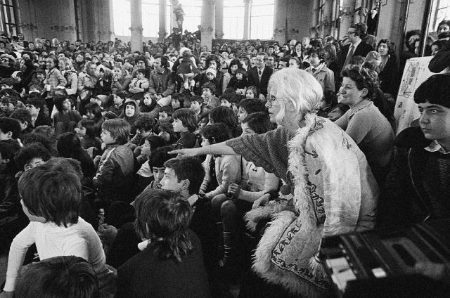 Letizia Battaglia, Franca Rame durante lo spettacolo dei burattini alla Palazzina Liberty, 1974 © Letizia Battaglia