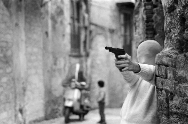 Letizia Battaglia, Il gioco dei killer, Vicino la Chiesa di Santa Chiara, 1982 © Letizia Battaglia
