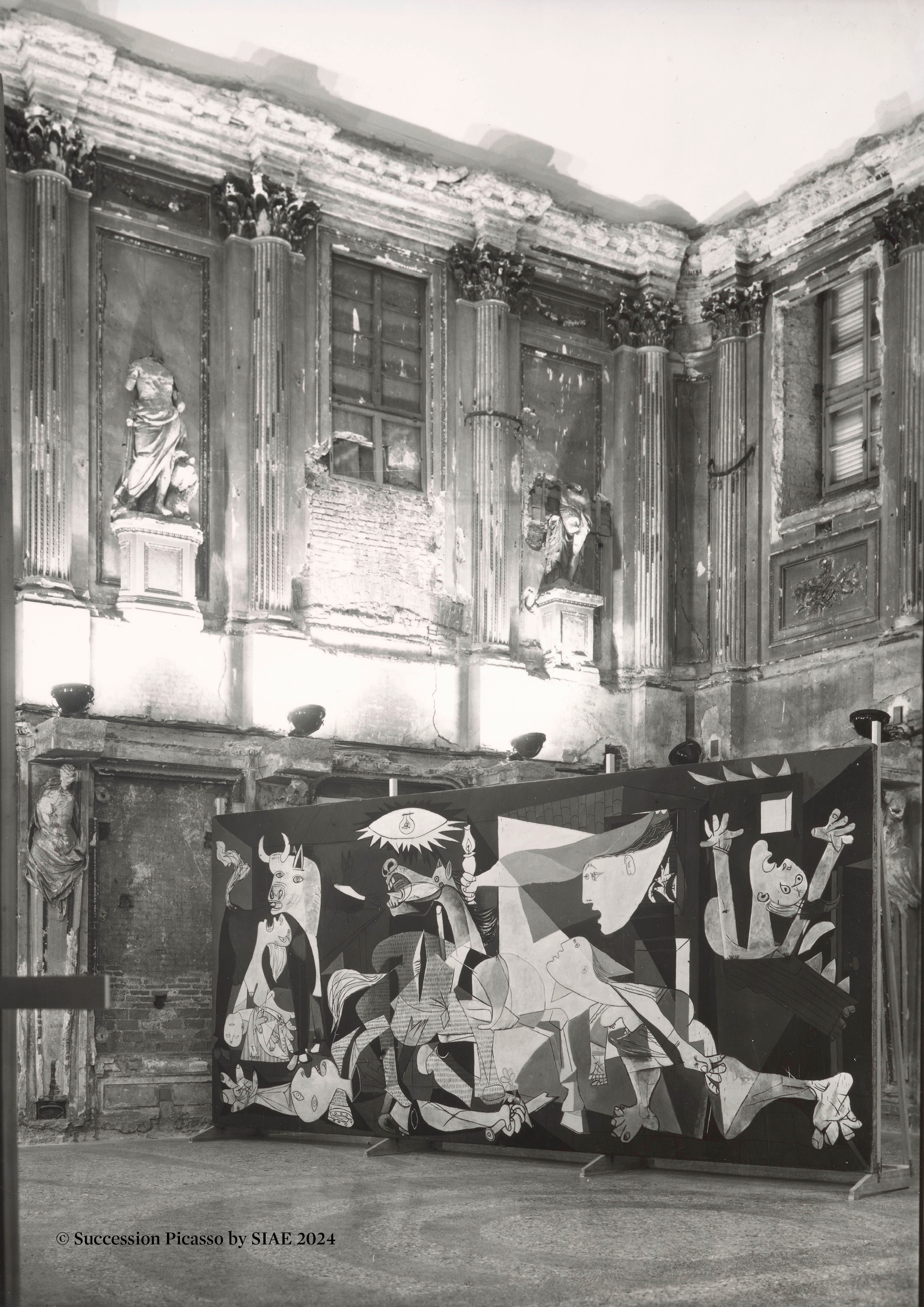 Pablo Picasso, Guernica, 1937 (Riproduzione stampata) Olio su tela; 349,3 x 776,6 cm Museo Nacional Centro de Arte Reina Sofia, Madrid. Photocredit: Photographic Archives Museo Nacional Centro de Arte Reina Sofia © Succession Picasso by SIAE 2024