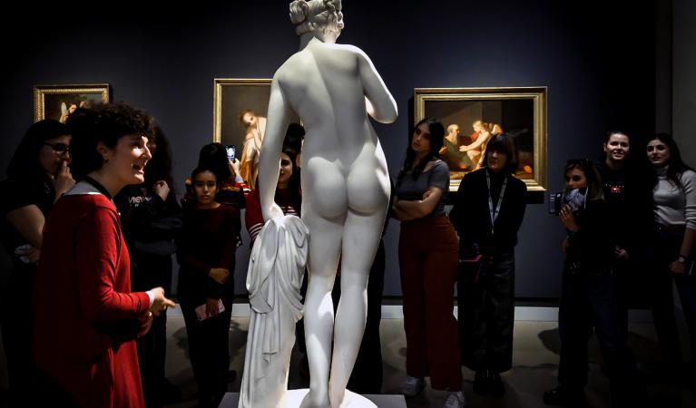 Isabella Balena_"Bisogna essere nude per entrare nei musei?"_Venere con la mela di B. Thorvald-sen 1816. Gallerie d'Italia, Milano, 2020