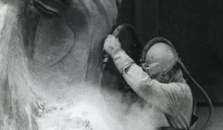 Somaini al lavoro nel suo atelier con il getto di sabbia a forte pressione, 1977 (reportage di Enrico Cattaneo)