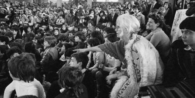 Letizia Battaglia, Franca Rame durante lo spettacolo dei burattini alla Palazzina Liberty, 1974 © Letizia Battaglia