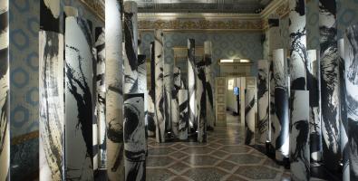 Qin Feng. Veduta dell'allestimento della mostra "Out of the Blue. Viaggio nella calligrafia attraverso Alcantara". Palazzo Reale Milano 2020