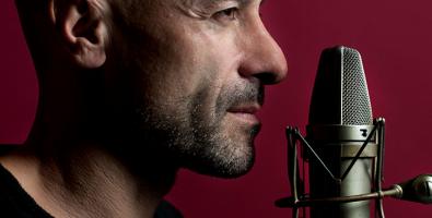 Alessio Bertallot musicista, Dj , cantante , autore. È dagli anni ‘90 la voce elegante e notturnache divulga le nuove musiche e il punto di riferimento per la musica “ alternativa” in Italia, sempre impegnato nella ricerca e condivisione dell’innovazione musicale e culturale.