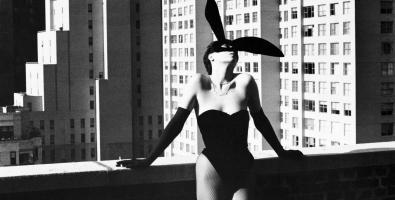 Helmut Newton Elsa Peretti vestita da coniglio.  New York, 1975 Elsa Peretti as a Bunny. New York, 1975 © Helmut Newton Foundation