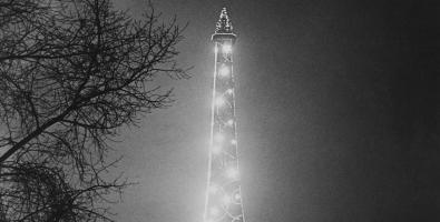 Couple avec matelot Pont de la Tour Eiffel ca.1932 © Estate Brassaï Succession-Philippe Ribeyrolles