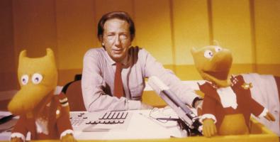 Mike con la mascotte di Canale 5 e di “Bis”, il pupazzo “Five” Archivio Fondazione Mike Bongiorno